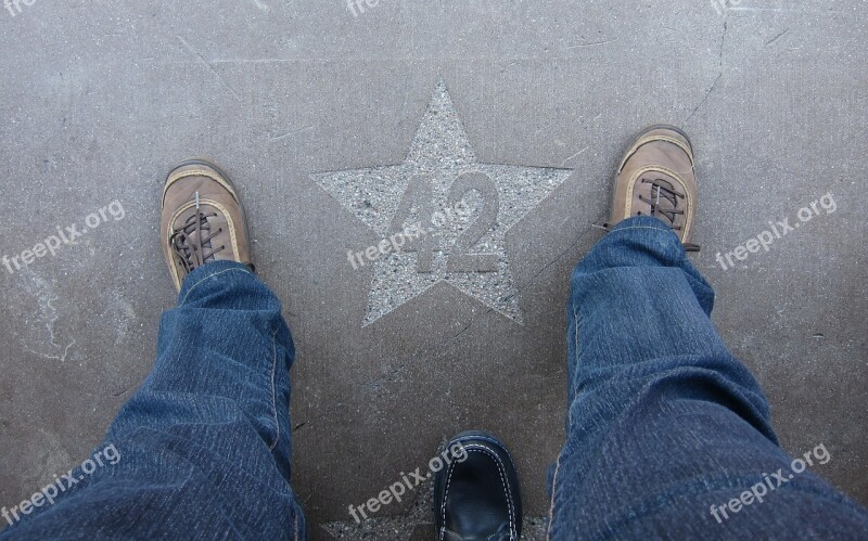 Star Hollywood The Waiting The Number At The Foot Of The