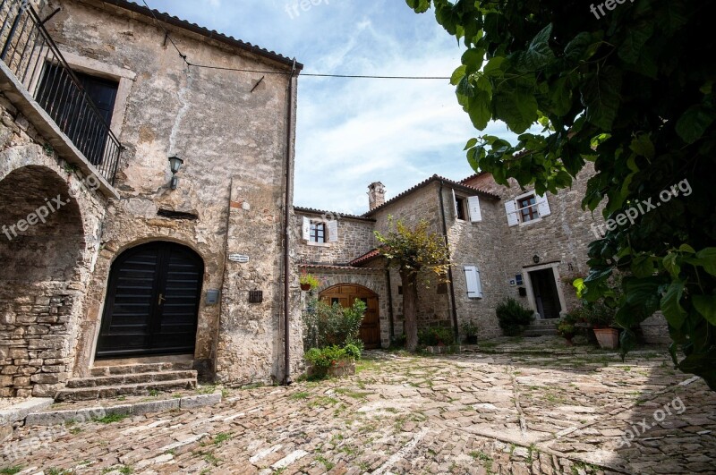 Croatia Istria Borgo Glimpse Courtyard