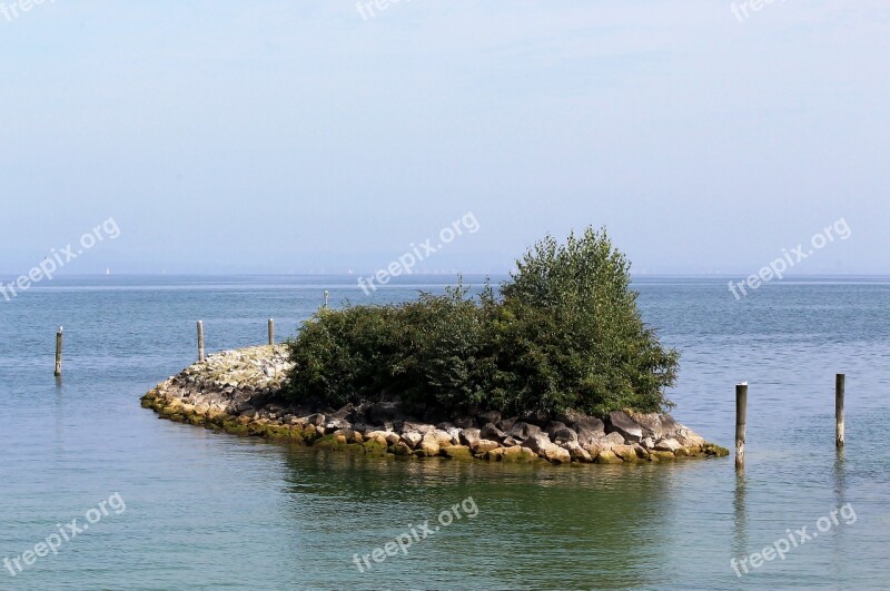 Island Stones Plant Idyllic Lake