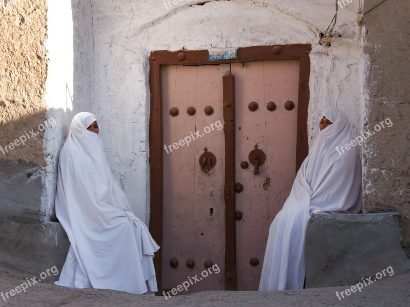 Iran Isfahan Women Varzaneh Veil