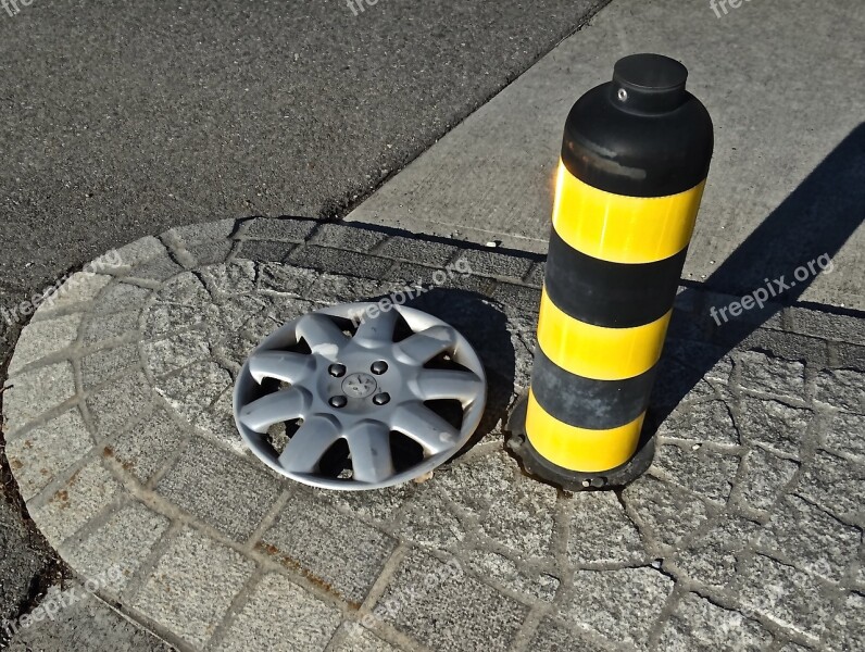 Traffic Divider Yellow Black Pillar Signal Tower