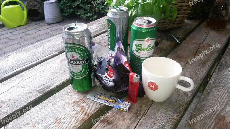 Beer Cans Garden Table Unordnug Cans Coffee Cup