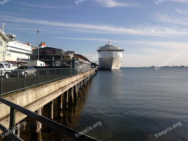 Cruise Bay Port Melbourne Pier