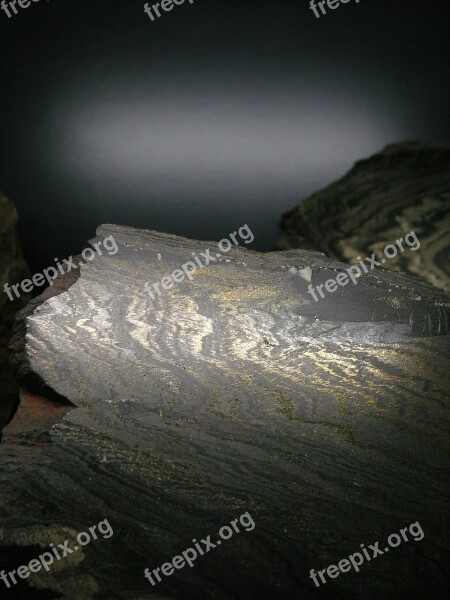 Stone Rock Mining Gold Black