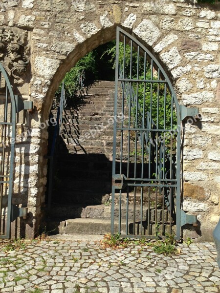 Passage Wall Metal Grid Stone