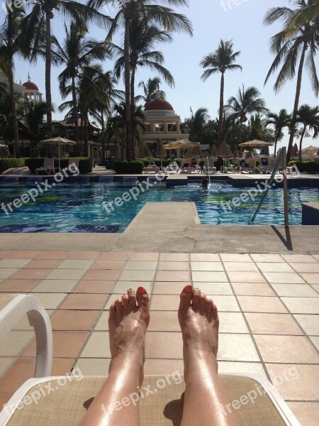 Relax Toes Pool Foot Relaxation