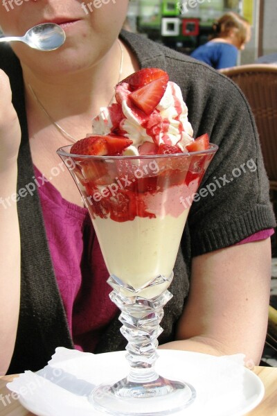 Ice Cream Sundae Ice Delicious Strawberry Vanilla Ice Cream