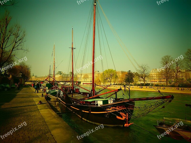 Its Pier Paris River Ship