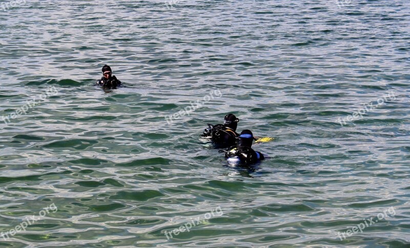 Divers Diver Group Testing Descend Before Lake