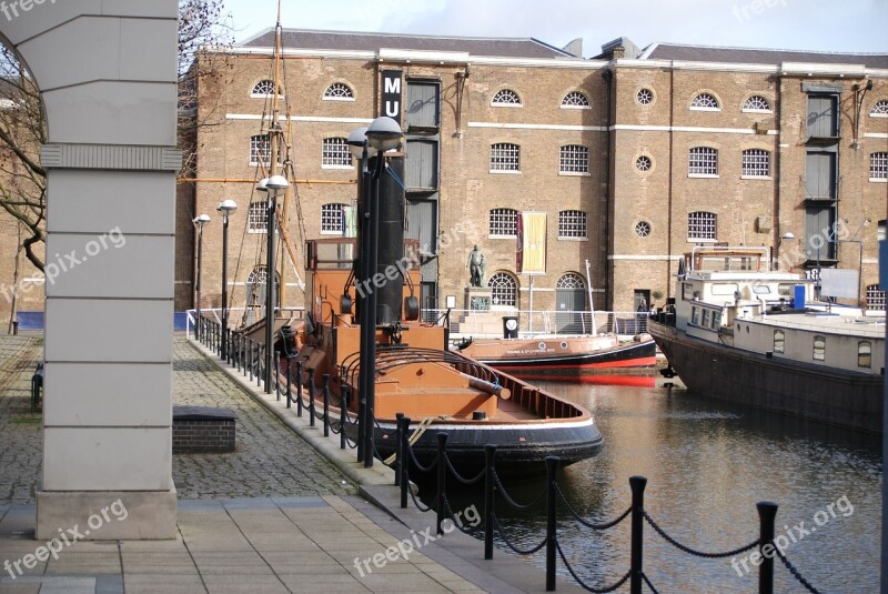 Docklands Canary Wharf London Boats