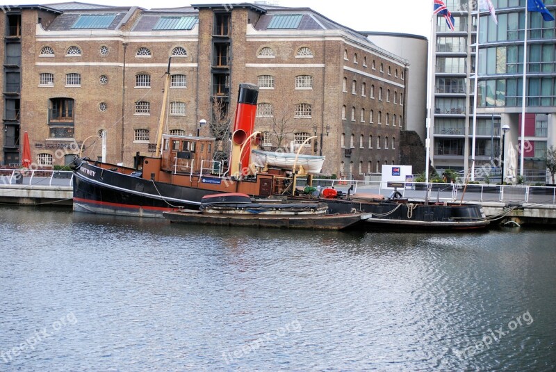 Docklands Canary Wharf London Boat