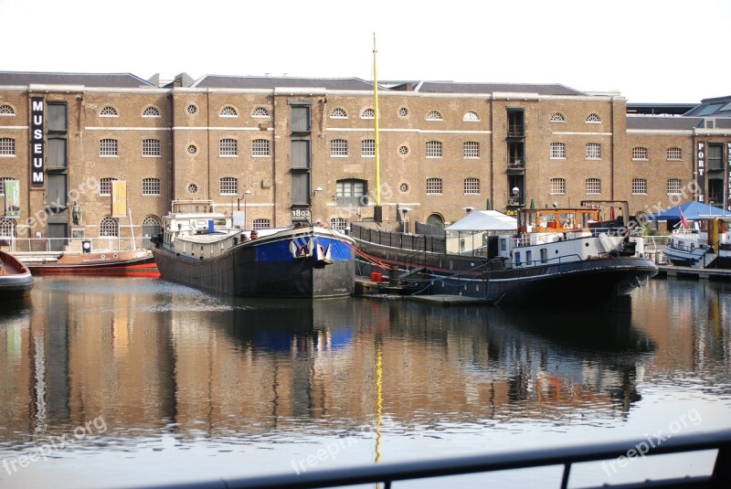 Docklands Canary Wharf London Boats