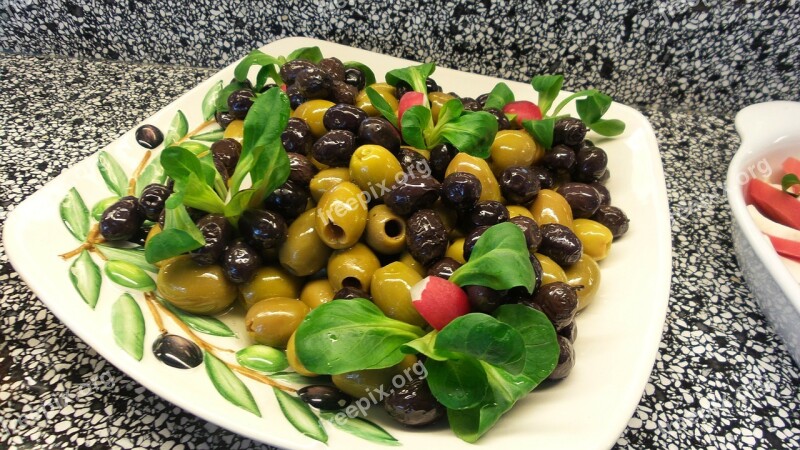 Black And Grüne Olives Food