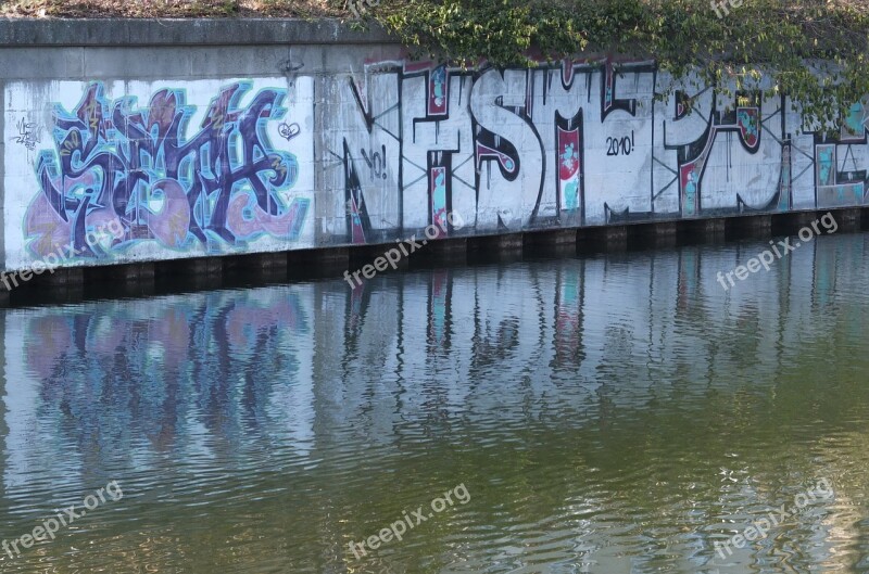 Graffiti Water Mirroring Wall Berlin