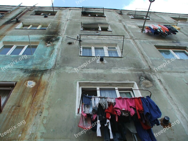 Poor Living Neighborhood Laundry Clothesline