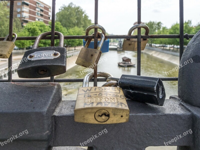 Padlock Bridge River Promise Tie