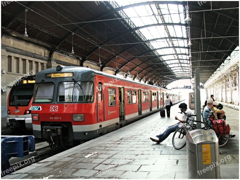 Train Germany Wiesbaden Station Waiting