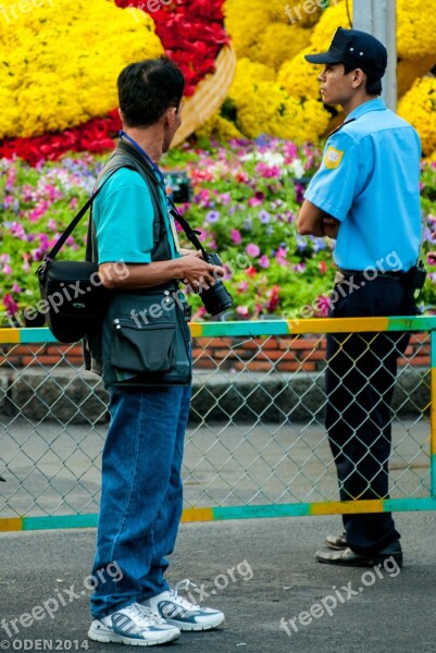 Guard Photographer Flowers Yellow Red