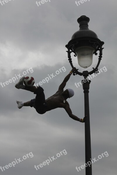 Body Control Paris Montmartre Lantern Ball Art