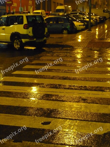 Wet Rain Water Pedestrian Crossing Calzada