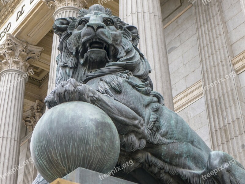 Leon Statue Congress Columns Iron