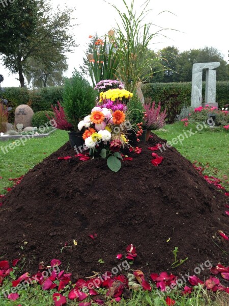 Tomb Burial Mounds Grave Roses Death