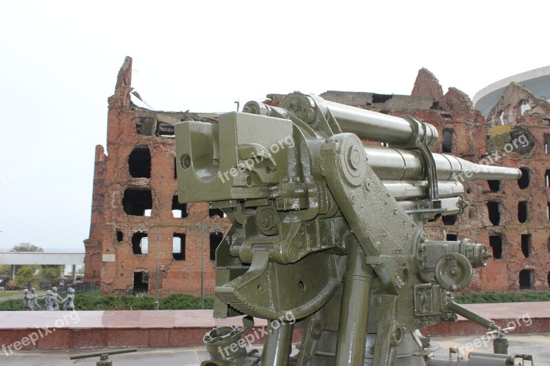 War Cannon Monument The Ruins Of The Volgograd