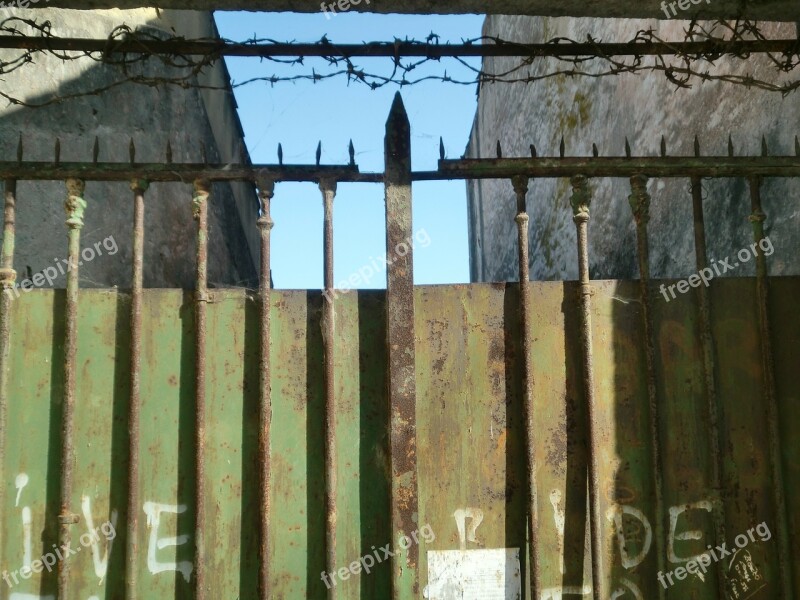 Fence Imprisoned Barbed Wire Rust Pointed