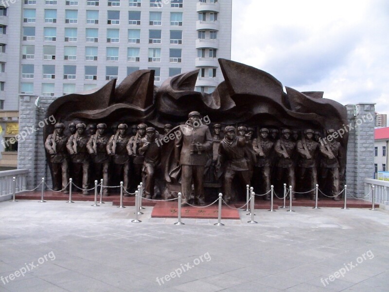 China Dandong Bridge Of Friendship Input Sculptures Heroic