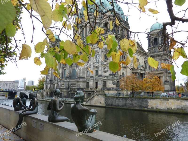 Hotels In Berlin Museum Riverside Bronze Statue