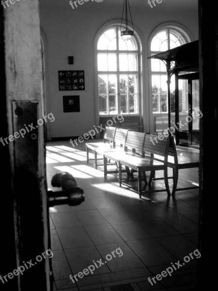 Szeged Hungary Train Station Please Wait Free Photos