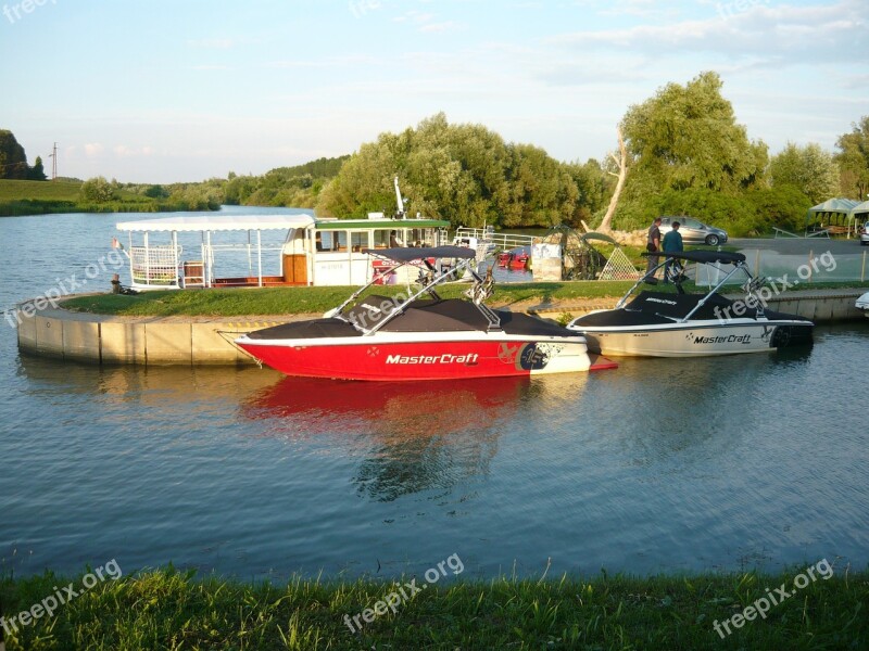 Hungary Szanazug White Circle Black Round Boat