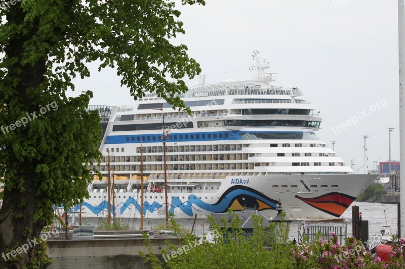 Hamburg Elbe Port Hafengeburtstag Landungsbrücken