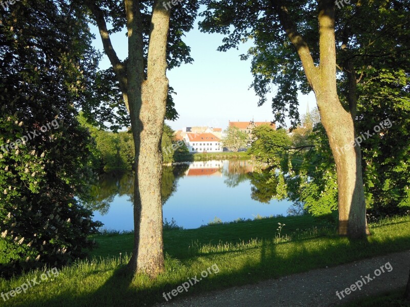 Evening Atmosphere Castle Lake City Light And Shade Trees