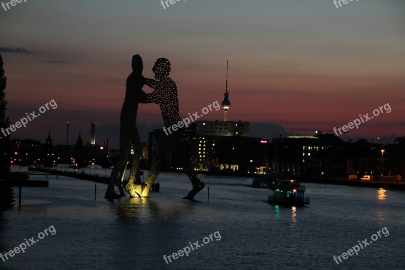 Berlin Molecule Men Spree Treptow Abendstimmung