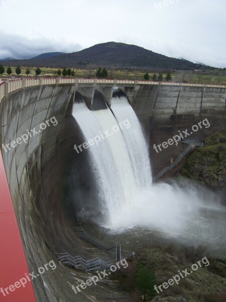 Segovia Dam Pontoon Spillway Water