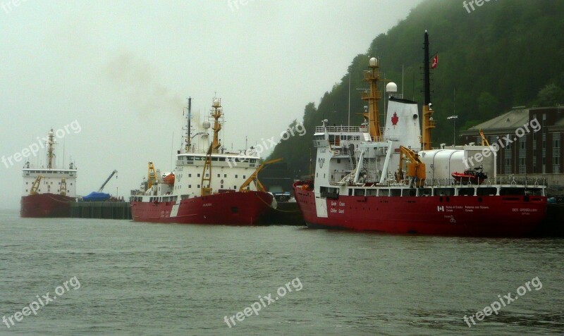 Canadien Coast Guard Vessel Ship Rainy Day Saint Lorenz River