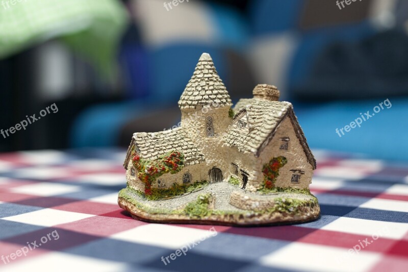 House Small Miniature Classic Table