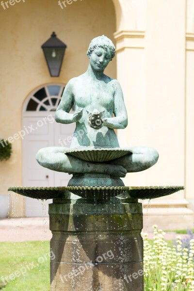 Fountain Sculpture Water Smile Maiden