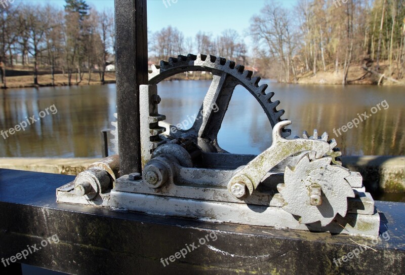 Floodgate Pond Gear Round Mechanism