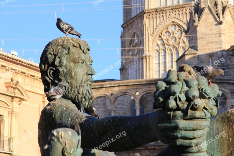 Statue Valencia Memorial City Gray