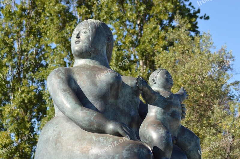 Statue Mother Child Imposing Sky