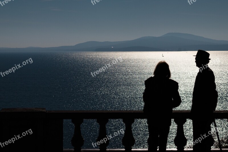 Photo Old Couple Watching Sea