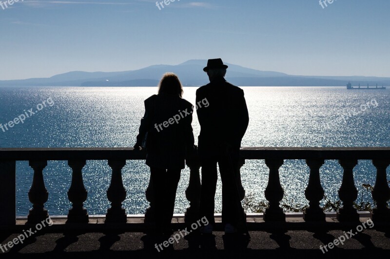 Photo Old Couple Watching Sea