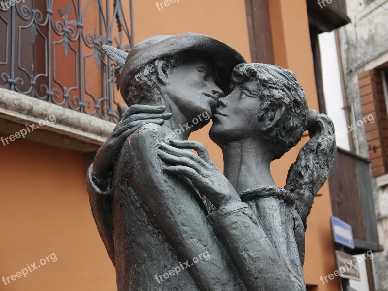 Kiss Statue Alpine Love Italy