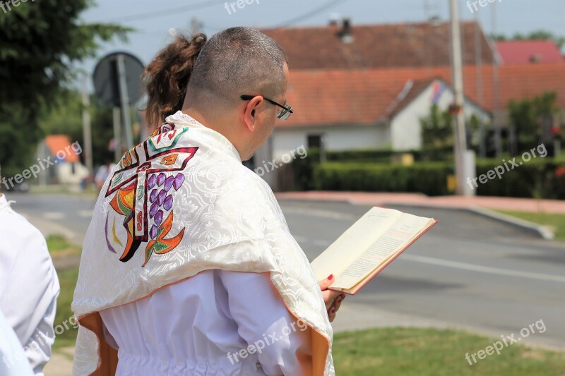 Corpus Christi Feast Priest Reading Procession Tradition Holiday