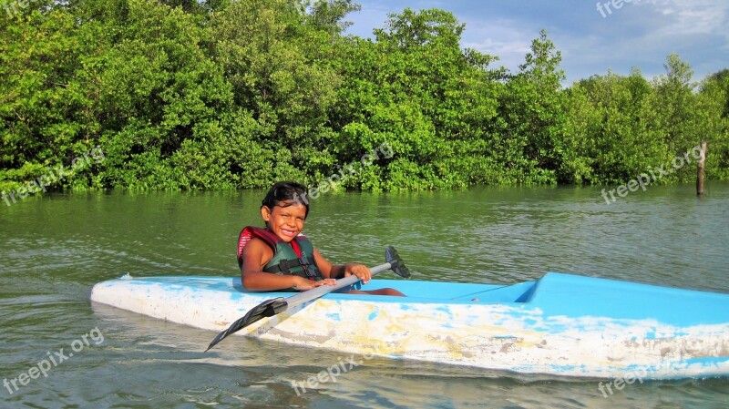 Boy Kayak Mangue Sol Smile