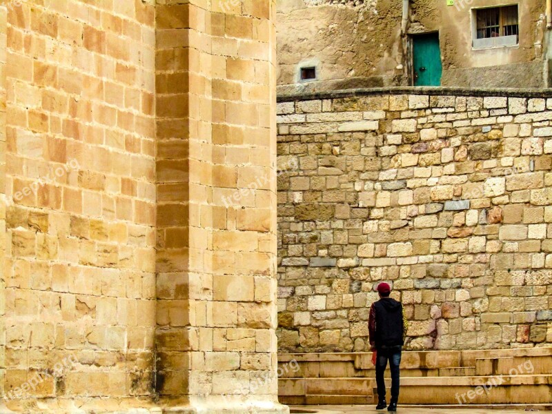 Tortosa Young Guy City Village