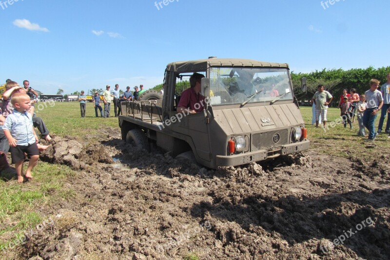 Pinzgauer Offroad Stuck Mud People